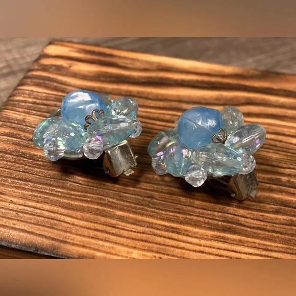 VINTAGE⚜️WEST GERMANY Light Blue Beaded Silver Tone  Cluster Clip On Earrings - Picture 5 of 11